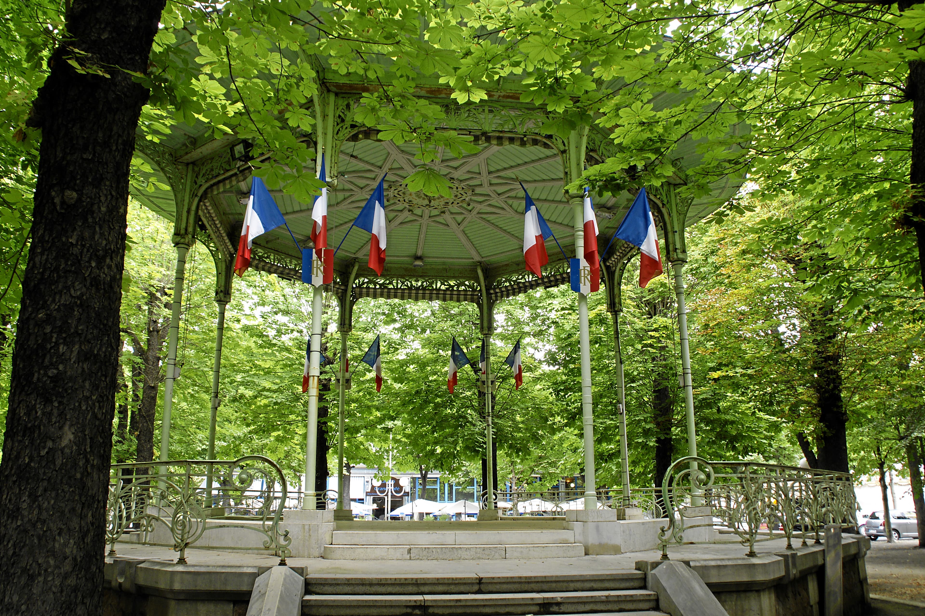 Parc des Sources de Vichy avec ses kiosques en fer forgé et son allée centrale ombragée