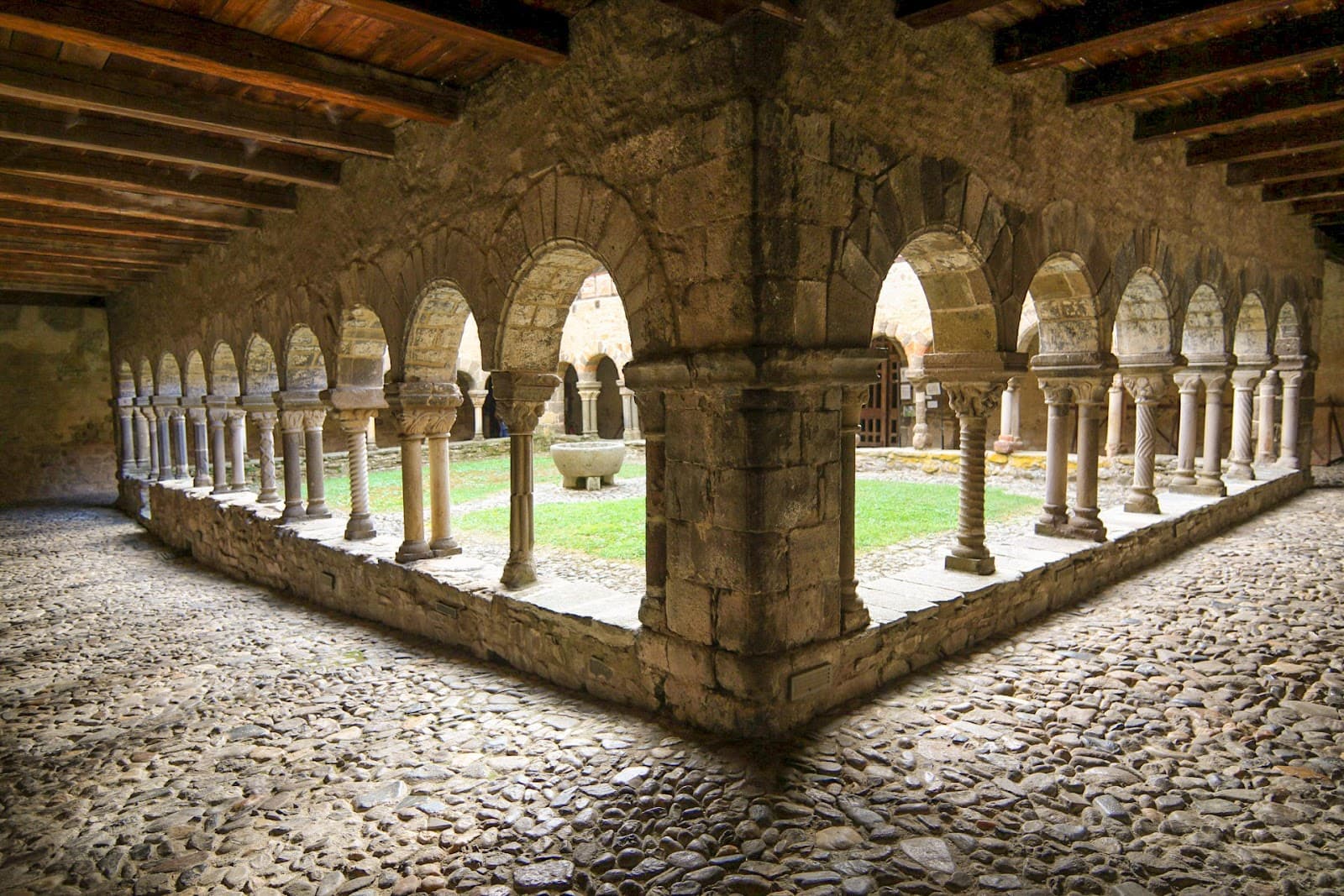 Abbaye de Lavaudieu, Lavaudieu (1/5)