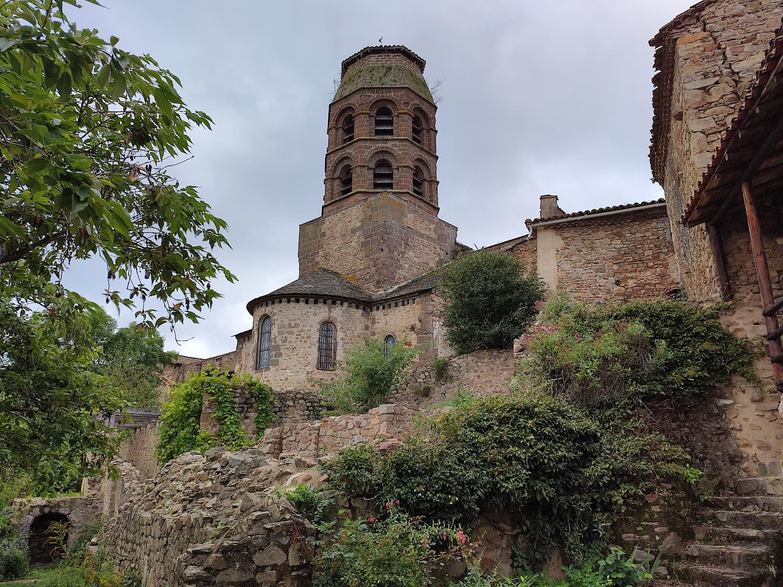 Abbaye de Lavaudieu, Lavaudieu (3/5)