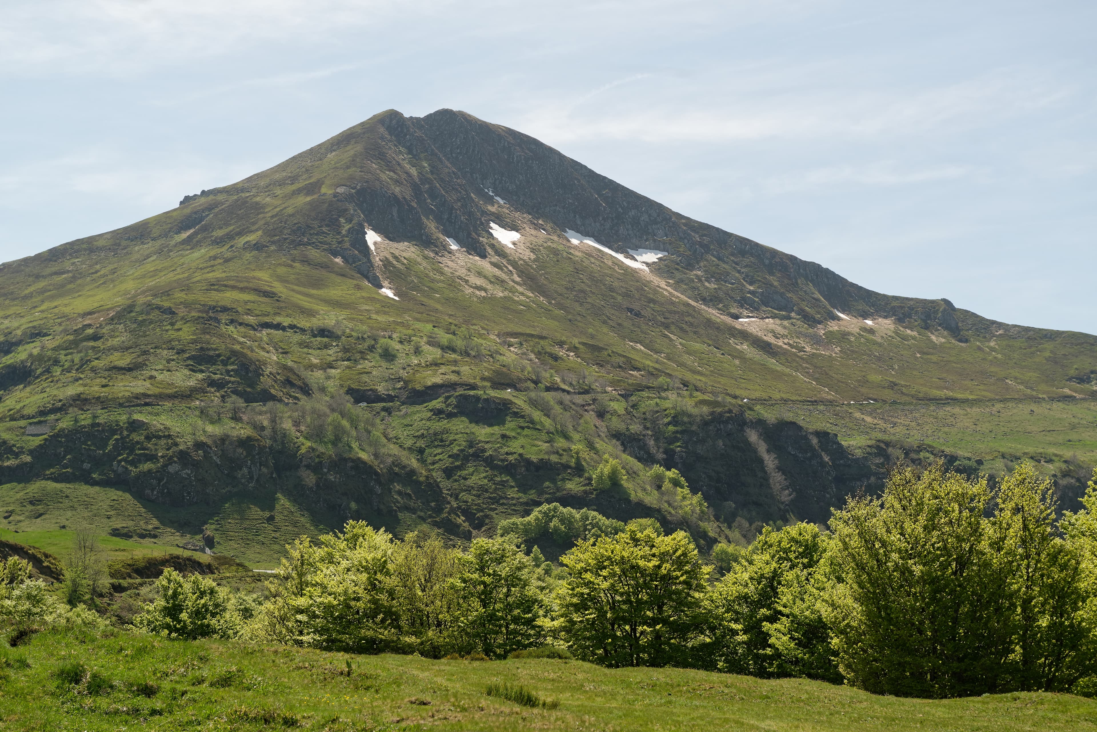 Vue panoramique du Pas de Peyrol au pied du Puy Mary, Cantal, en juillet