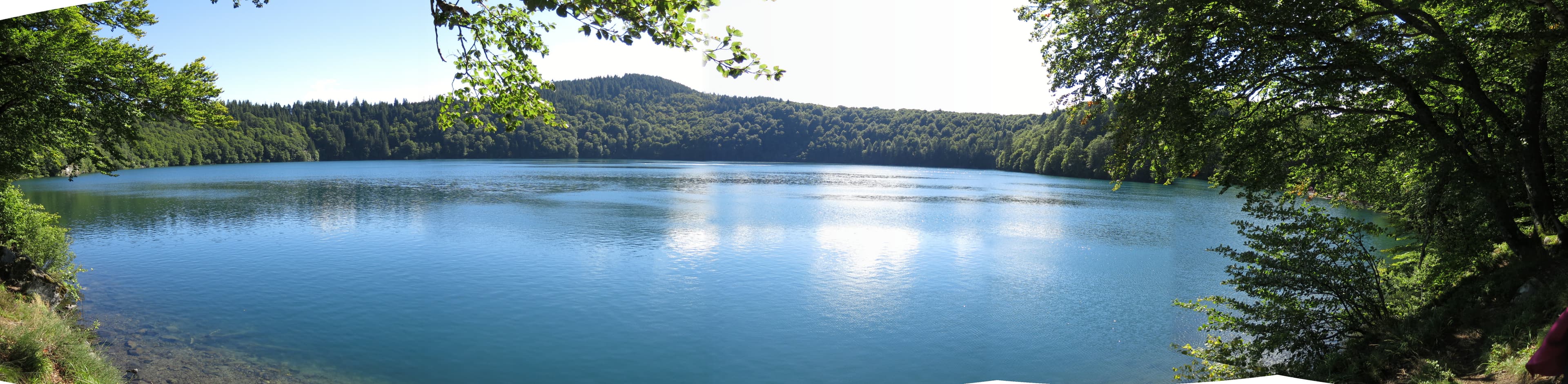 Panorama du Lac Pavin, lac de cratère emblématique du Massif du Sancy