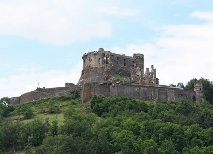 Château fort de Murol perché sur son piton basaltique au-dessus du Lac Chambon