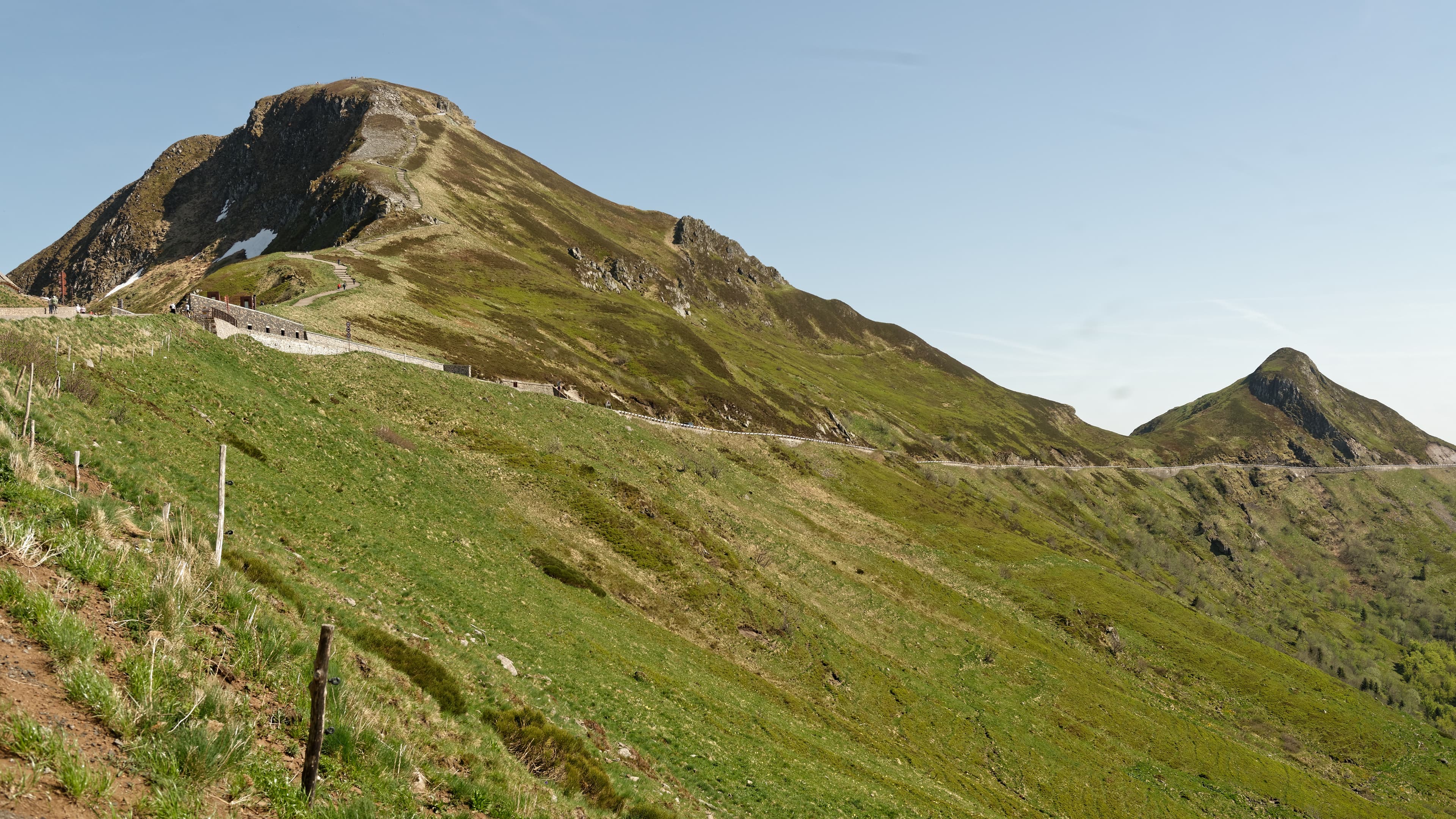 Van aménagé garé sur une aire camping-car au pied du Puy de Dôme au lever du jour