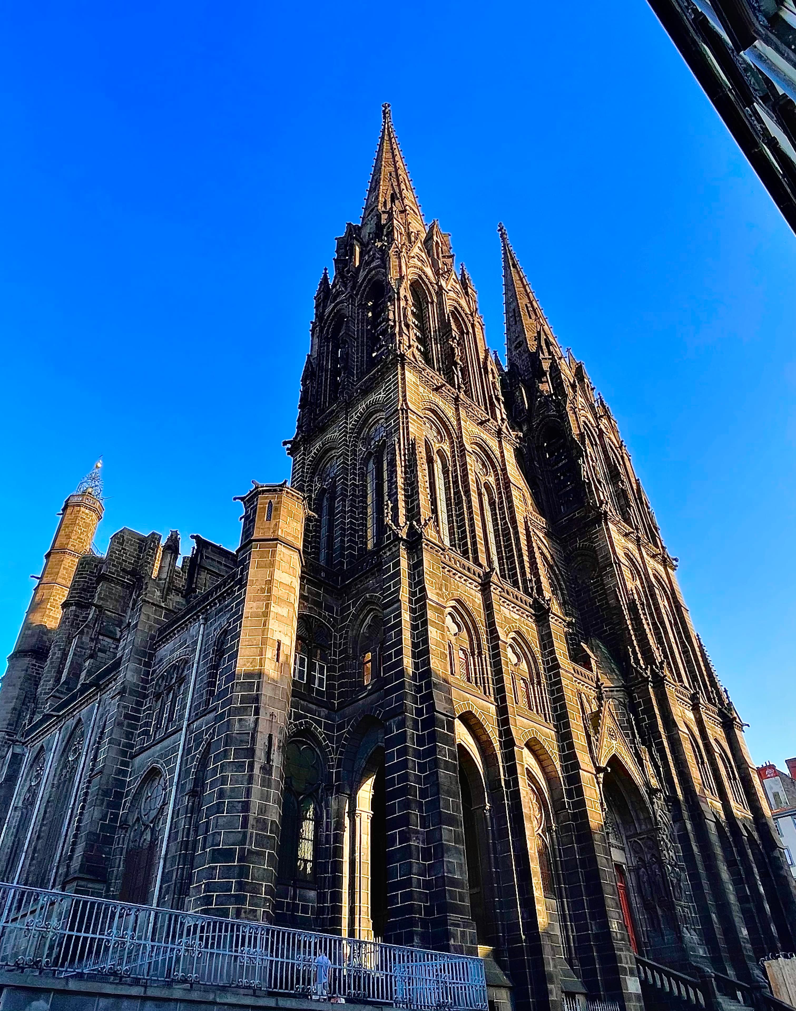 Cathédrale Notre-Dame-de-l'Assomption de Clermont-Ferrand en pierre de Volvic noire au coucher du soleil
